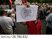 Участник митинга против повышения пенсионного возраста  и налогов держит плакат на территории Гайд-парка в парке Сокольники города Москвы, Россия (2018 год). Редакционное фото, фотограф Николай Винокуров / Фотобанк Лори