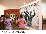 Борьба Вьетнама за независимость,1954-1968. Экскурсионная группа в Этнографическом музее. Вьетнам, провинция Даклак, город Буонметхуот (2015 год). Редакционное фото, фотограф Щеголева Ольга / Фотобанк Лори