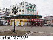 Банк "Вологжанин" на перекрёстке улиц Благовещенской и Батюшкова в городе Вологде (2018 год). Редакционное фото, фотограф Николай Мухорин / Фотобанк Лори