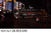 Ночной Пекин. Уличное движение. Beijing in evening - traffic at the crossroads. (2017 год). Стоковое видео, видеограф Евгений Романов / Фотобанк Лори