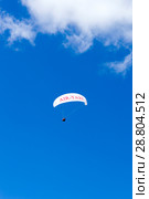 ZERMATT, SWITZERLAND. JULY 4 2017: Paraplane in the blue sky. Редакционное фото, фотограф Григорий Стоякин / Фотобанк Лори