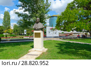 Памятник Папе Римскому Франциску, Тирана, Албания (2017 год). Редакционное фото, фотограф Ольга Коцюба / Фотобанк Лори
