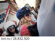Девушки в русских зимних шапках и с иконой Месси в руках на Никольской улице Москвы (2018 год). Редакционное фото, фотограф Дмитрий Неумоин / Фотобанк Лори