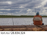 Рыбачка на бревнах. Стоковое фото, фотограф Яковлев Сергей / Фотобанк Лори
