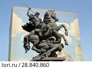 Памятник-фонтан "Георгий Победоносец" между Ленинградским и Ярославским вокзалами. Комсомольская площадь, Москва (2018 год). Редакционное фото, фотограф Ирина Борсученко / Фотобанк Лори