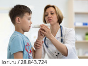 Little boy blowing to peak metr medical device. Doctor examining child's lungs. Стоковое фото, фотограф Оксана Кузьмина / Фотобанк Лори