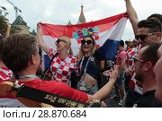 Хорватские болельщики распивают песни в центре Москвы в день финального футбольного матча Франция-Хорватия (2018 год). Редакционное фото, фотограф Дмитрий Неумоин / Фотобанк Лори
