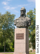 Переславль-Залесский. Памятник Александру Невскому перед Спасо-Преображенским собором. Красная площадь, 1а (2018 год). Редакционное фото, фотограф Наталья Николаева / Фотобанк Лори