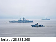 МПК-64 «Метель» малый противолодочный корабль проекта 1124М. Бортовой номер 323 на фоне крейсера "Варяг" (2018 год). Редакционное фото, фотограф Овчинникова Ирина / Фотобанк Лори