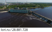 Водосливая плотина, ледозащитная стенка и основное здание Волховской ГЭС. Город Волхов (2018 год). Стоковое видео, видеограф Кекяляйнен Андрей / Фотобанк Лори