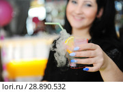 Attractive girl in a bar with cocktail (2016 год). Редакционное фото, фотограф Георгий Ильин / Фотобанк Лори