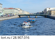 Экскурсионные корабли на реке Фонтанке вблизи Семёновского моста, Санкт-Петербург, Россия (2017 год). Редакционное фото, фотограф Ольга Коцюба / Фотобанк Лори