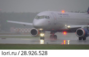 Aeroflot plane Sukhoi Superjet 100 on the runway (2017 год). Редакционное видео, видеограф Данил Руденко / Фотобанк Лори
