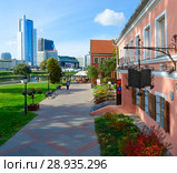 Вид на Троицкое предместье, бизнес-центр Royal Plaza и DoubleTree By Hilton Hotel Minsk, Минск, Беларусь (2016 год). Редакционное фото, фотограф Ольга Коцюба / Фотобанк Лори