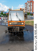 Поливальная машина увлажняет тротуар (2018 год). Редакционное фото, фотограф Александр Щепин / Фотобанк Лори