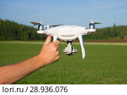 Мужская рука держит квадрокоптер Phantom 4 Адвансед после полета (2018 год). Редакционное фото, фотограф Виктор Карасев / Фотобанк Лори