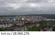Летний вид на Петропавловск-Камчатский, Корякский вулкан. Time lapse (2018 год). Стоковое видео, видеограф А. А. Пирагис / Фотобанк Лори