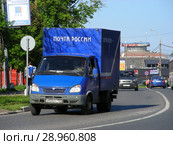 Автомобиль "Почта России" едет по дороге. Шараповский проезд. Город Мытищи. Мытищинский район. Московская область (2015 год). Редакционное фото, фотограф lana1501 / Фотобанк Лори