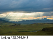 Красивые солнечные лучи освещают горный массив. Республика Хакасия, Россия. Стоковое фото, фотограф Владимир Пойлов / Фотобанк Лори