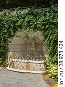 Annecy, France - July 15, 2018: Stone bust of Jean-Jacques Rousseau in a niche with a fountain in Annecy, France. Jean-Jacques Rousseau was a philosopher, writer, and composer of the 18th century. Редакционное фото, фотограф Григорий Стоякин / Фотобанк Лори