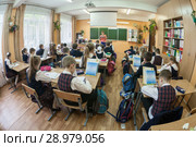 Школьный класс во время урока, третьеклассники за партами, учитель у доски (2016 год). Редакционное фото, фотограф Кекяляйнен Андрей / Фотобанк Лори