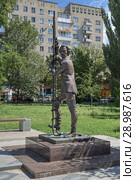Саратов. Памятник Олегу Янковскому в роли барона Мюнхгаузена из фильма "Тот самый Мюнхгаузен" (2016 год). Редакционное фото, фотограф Михаил Марковский / Фотобанк Лори