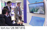 Международный военно-технический форум "Армия-2018". Посетители изучают авиационный симулятор. Редакционное видео, видеограф Игорь Долгов / Фотобанк Лори
