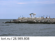Смотровая площадка на берегу каспийского моря летом. Город Каспийск, Республика Дагестан (2018 год). Редакционное фото, фотограф Алексей Гусев / Фотобанк Лори