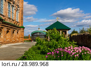 Quiet backyard of a provincial Orthodox church with a couple of chapels. Стоковое фото, фотограф Евгений Харитонов / Фотобанк Лори