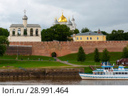 Новгородский кремль. Купола и Звонница Софийского собора. Великий Новгород (2018 год). Редакционное фото, фотограф Александр Щепин / Фотобанк Лори