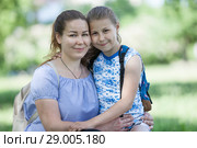 Портрет мамы с десятилетней дочкой. Стоковое фото, фотограф Кекяляйнен Андрей / Фотобанк Лори
