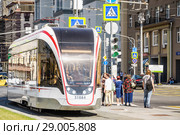 Трамвай 71-931М "Витязь-М" № 31084, маршрут № 9 на площади Тверская Застава (2018 год). Редакционное фото, фотограф Алёшина Оксана / Фотобанк Лори