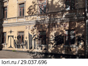 Москва, старое здание с надписью "Ремонт мебели", Большой Харитоньевский переулок (2018 год). Редакционное фото, фотограф Дмитрий Неумоин / Фотобанк Лори