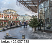 Москва. 7 января 2018 года. Рождество. Улица Кузнецкий мост. Площадь с торговыми латками перед Центральным универсальным магазином «ЦУМ». Редакционное фото, фотограф Светлана Васильева / Фотобанк Лори