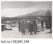 Люди у руин после землетрясения. Армения 1988 год. Редакционное фото, фотограф Emelinna / Фотобанк Лори