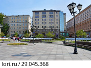Москва, Хитровская площадь летом. Вид на здание Фора банка (2018 год). Редакционное фото, фотограф Овчинникова Ирина / Фотобанк Лори
