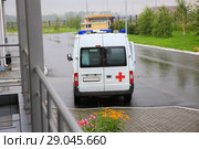 Ambulance on  parking near hospital. Стоковое фото, фотограф Юрий Бизгаймер / Фотобанк Лори