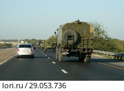 Колонна военной техники движется в крайнем правом ряду по шоссе. Автодорога М4 "Дон", Ростовская область (2018 год). Редакционное фото, фотограф Щеголева Ольга / Фотобанк Лори