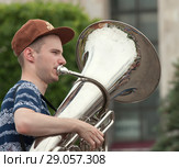 Тубист. Выступление оркестра GUDI BAND на IV Фестивале духовых оркестров на ВДНХ в июне 2018. Редакционное фото, фотограф Наталья Николаева / Фотобанк Лори
