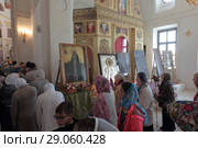 Литургия в Свято-Духовском храме села Шкинь в день пребывания десницы святителя Спиридона Тримифунтского (2018 год). Редакционное фото, фотограф Дмитрий Неумоин / Фотобанк Лори