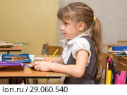 Девочка первоклассница на уроке в школе внимательно слушает учителя. Стоковое фото, фотограф Иванов Алексей / Фотобанк Лори