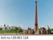 Россия, Тюменская область, Ханты-Мансийский национальный округ; город Нефтеюганск; Памятник  "Первопроходцам, основателям города Нефтеюганска, посвящается" на фоне города (2018 год). Редакционное фото, фотограф Александр Циликин / Фотобанк Лори