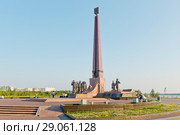 Россия, Тюменская область, Ханты-Мансийский национальный округ; город Нефтеюганск; Памятник  "Первопроходцам, основателям города Нефтеюганска, посвящается" на набережной протоки Юганская Обь (2018 год). Редакционное фото, фотограф Александр Циликин / Фотобанк Лори