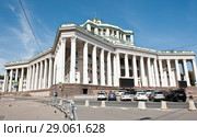 Центральный академический театр Российской армии (ЦАТРА). Летний солнечный день. Москва (2018 год). Редакционное фото, фотограф E. O. / Фотобанк Лори