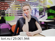 Девушка с мобильным телефоном в кафе. Стоковое фото, фотограф Victoria Demidova / Фотобанк Лори