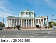 Здание центрального академического театра Российской армии (ЦАТРА). Летний день. Москва (2018 год). Редакционное фото, фотограф E. O. / Фотобанк Лори