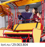 Woman talking with successful African American driver of pedicab. Стоковое фото, фотограф Яков Филимонов / Фотобанк Лори
