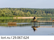 Тульская область. Заокский район. Летний пейзаж с  рыбаком ловящем рыбу на реке Ока (2018 год). Стоковое фото, фотограф Игорь Низов / Фотобанк Лори