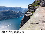 Вид на Люсе-фьорд с паромом из городка Lyseboth. Подступ к скале Prekestolen. Кафедра проповедника, Форсанн, Норвегия (2018 год). Стоковое фото, фотограф Кекяляйнен Андрей / Фотобанк Лори