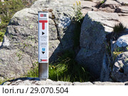 Столбик с указанием расстояния и направления к утесу Прекестулен (Preikestolen) к туристической парковке. Тропа среди гор. Норвегия (2018 год). Редакционное фото, фотограф Кекяляйнен Андрей / Фотобанк Лори